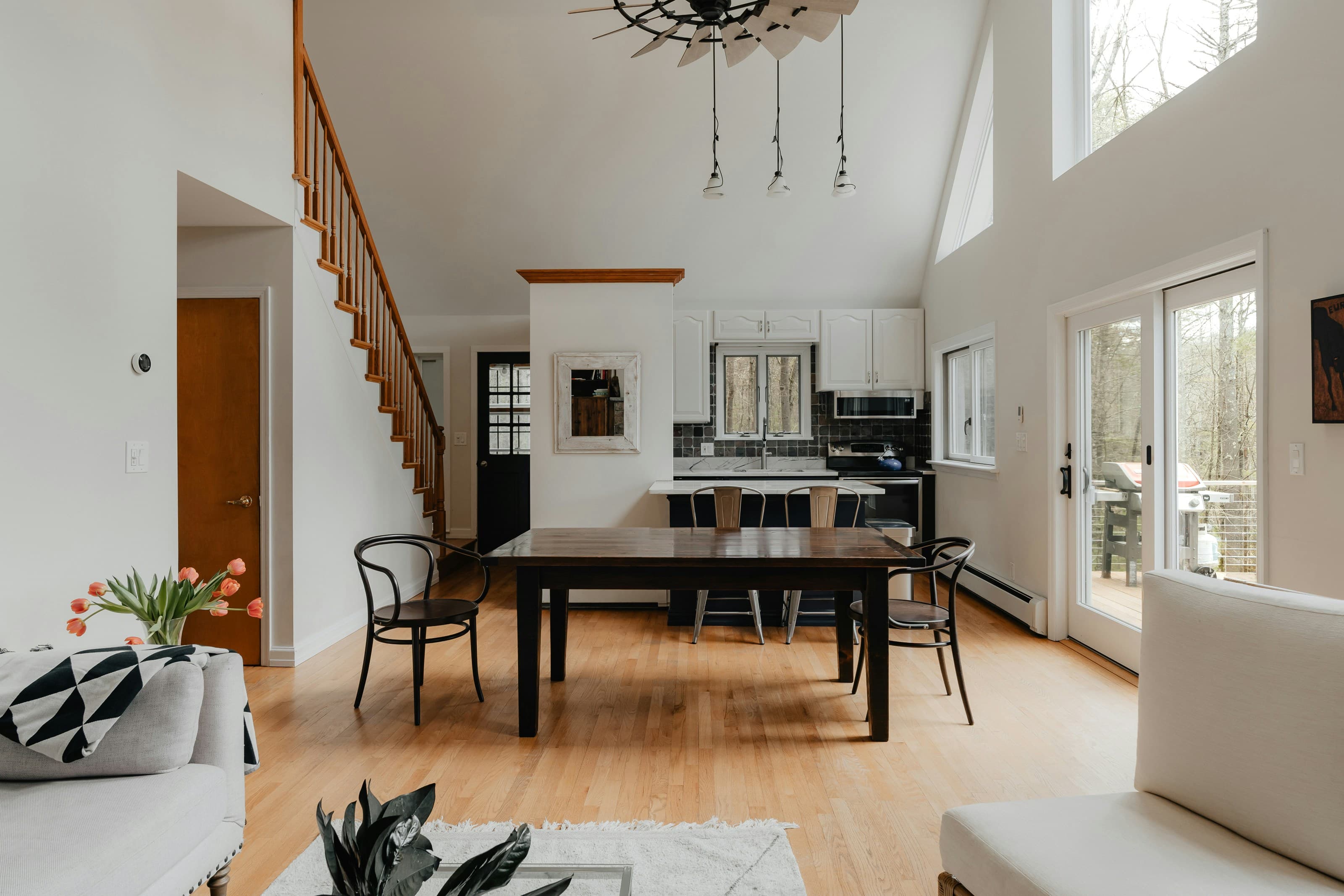 Dinning room with hardwood floor.